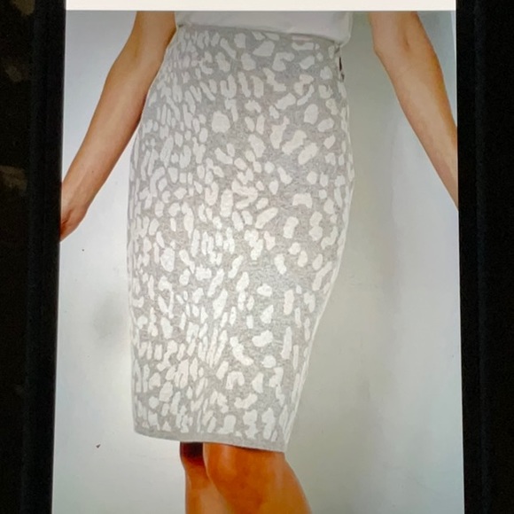 Isaac Mizrahi Dresses & Skirts - NWOT Issac Mizrahi gray animal print pencil skirt, size XL